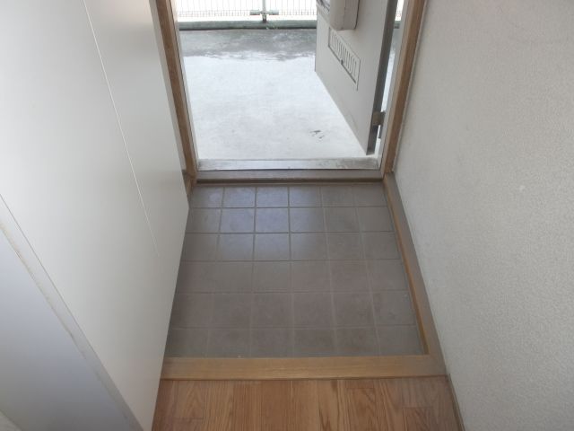 玄関　フラットの玄関で荷物が多い時に重宝します。