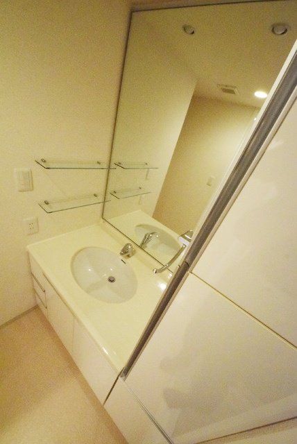 洗面設備　独立洗面台あり、毎朝おしゃれに忙しい女性の方におすすめです