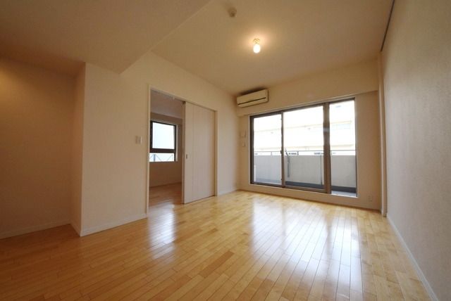 居室・リビング　こちらの居間で趣味の時間をお楽しみください