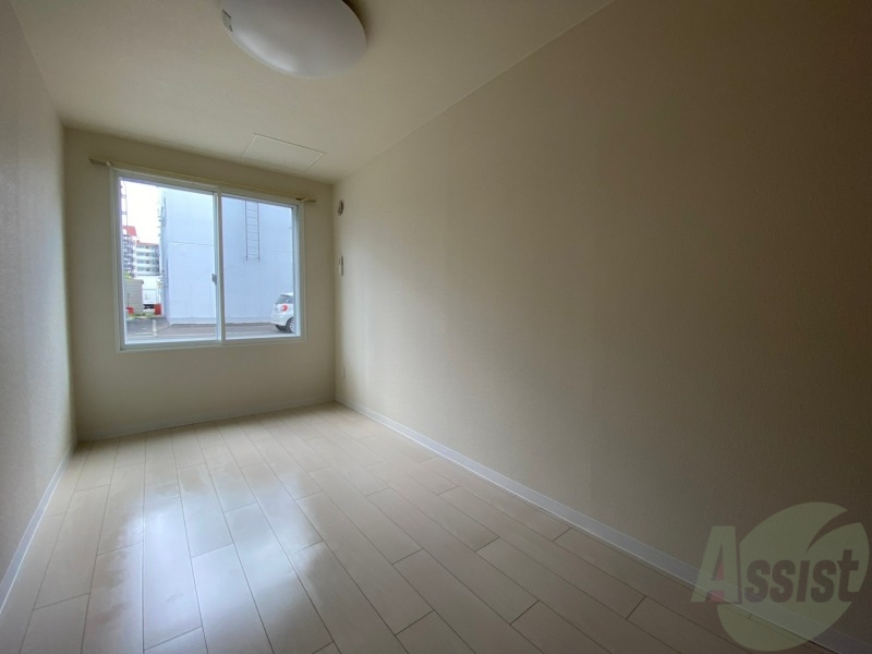 その他部屋・スペース　洋室にも南向きの窓があり日中は電気を付けなくても明るいですよ