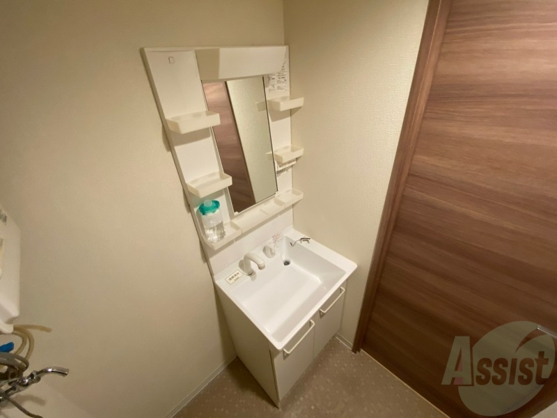 洗面設備　独立洗面台です。大きくてよいですね。シャンプーもできます。