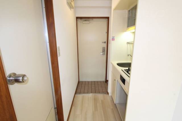 玄関　※２０５号室の写真です