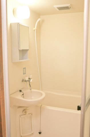 バス・シャワールーム　別部屋同間取りのお写真となります。参考にご覧くださいませ。