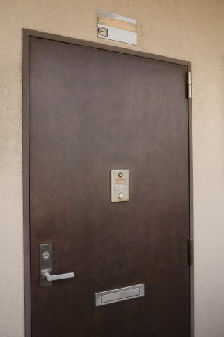 玄関　別部屋同間取りのお写真となります。参考にご覧くださいませ。