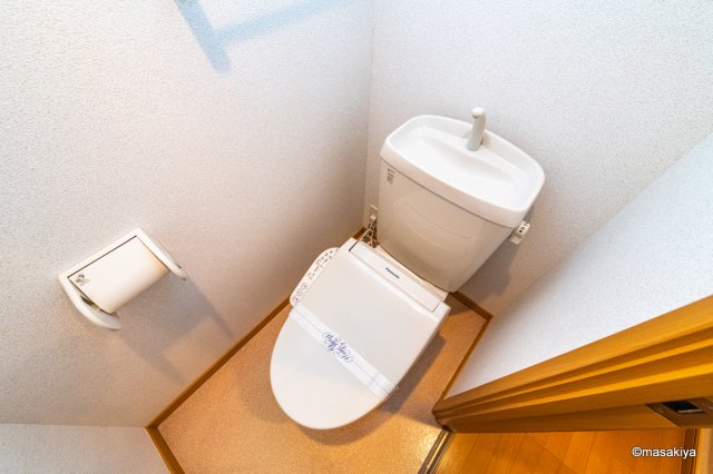 トイレ　トイレ　ウォシュレット付きです。