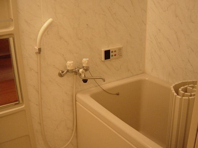 バス・シャワールーム　コンパクトで使いやすいお風呂です