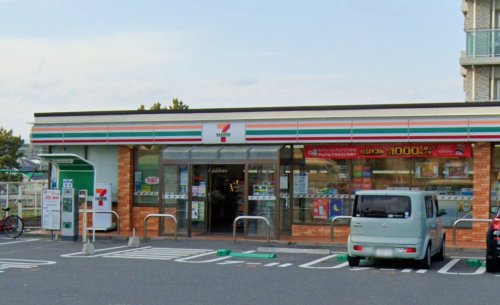 コンビニ　セブンイレブン（コンビニ）まで542m