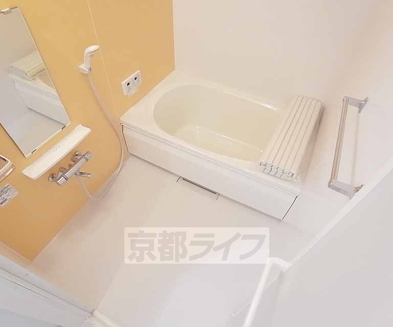 バス・シャワールーム　ポップな壁色がポイント。追焚付きです。