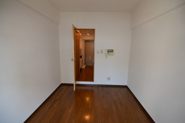 居室・リビング　写真は同マンションの別の部屋のものです