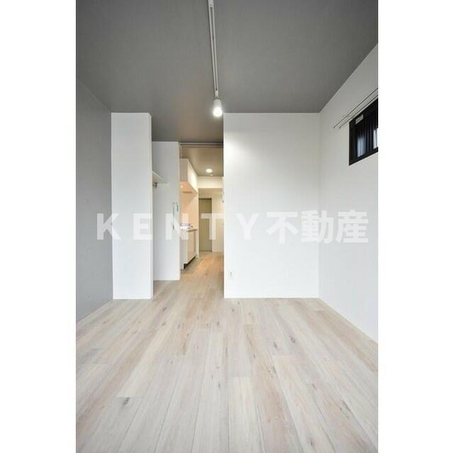 その他部屋・スペース　落ち着いた色調の寝室です