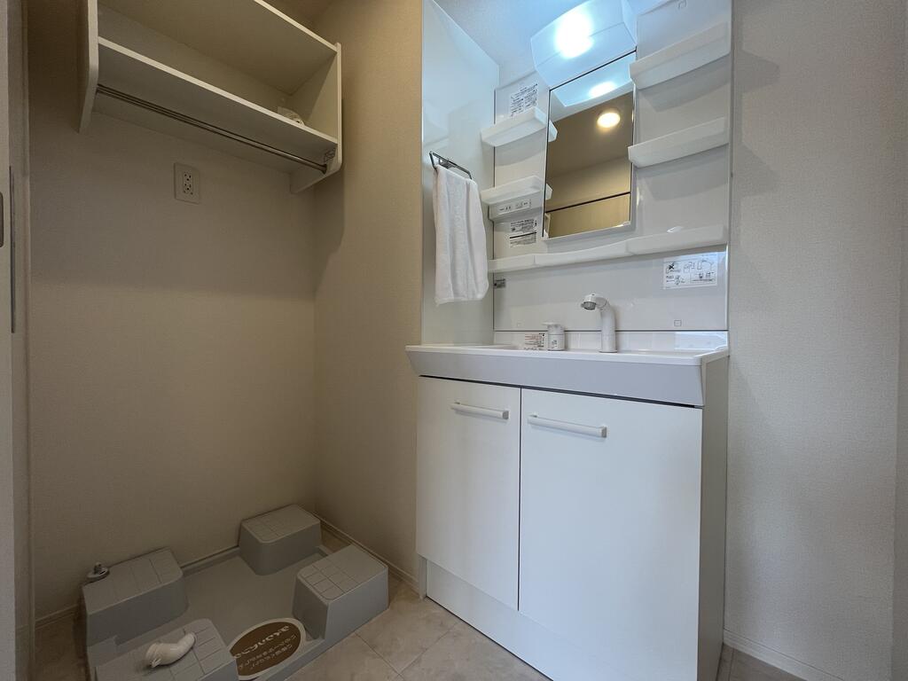 洗面設備　※同建物の別のお部屋の写真です。