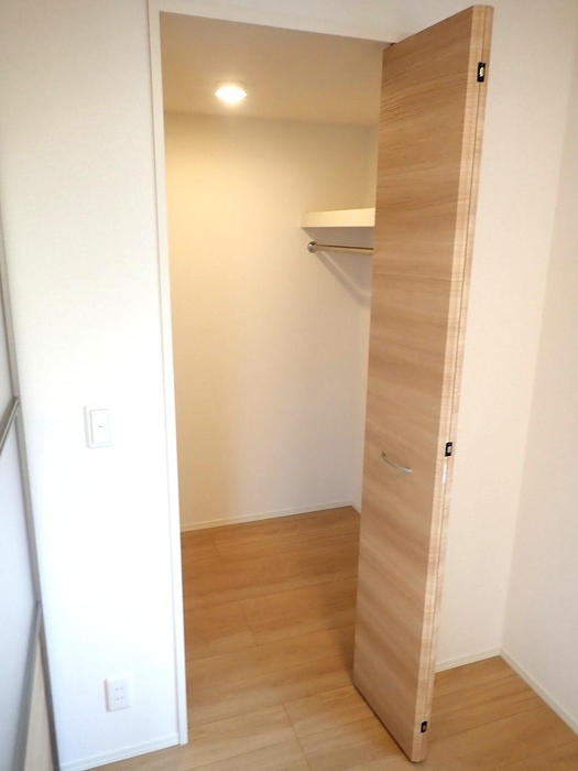 収納　※同建物の別のお部屋の写真です。