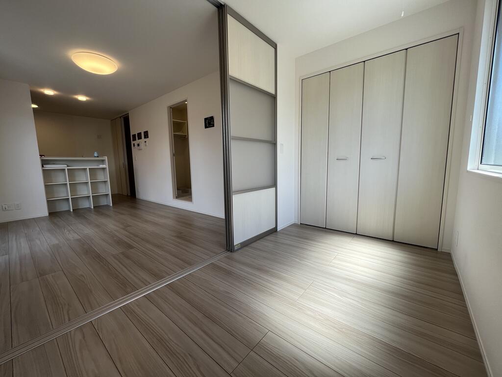 居室・リビング　※同建物の別のお部屋の写真です。