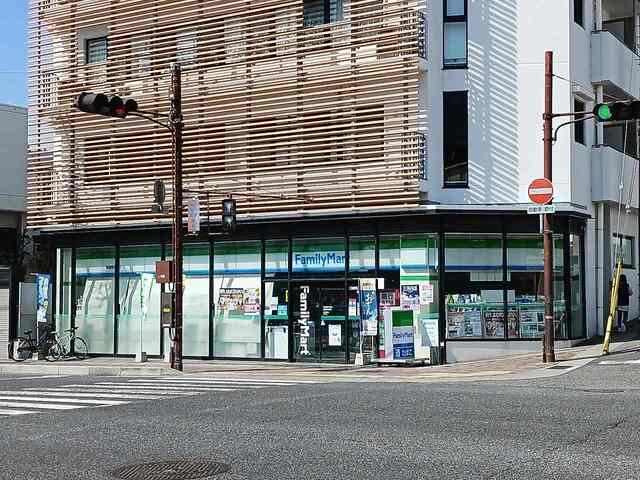 コンビニ　ファミリーマート東灘岡本橋店様（コンビニ）まで550m
