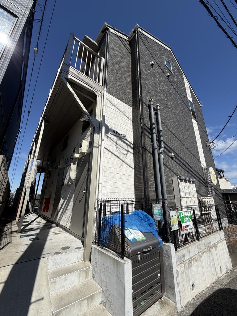 建物外観　敷地内ゴミ箱