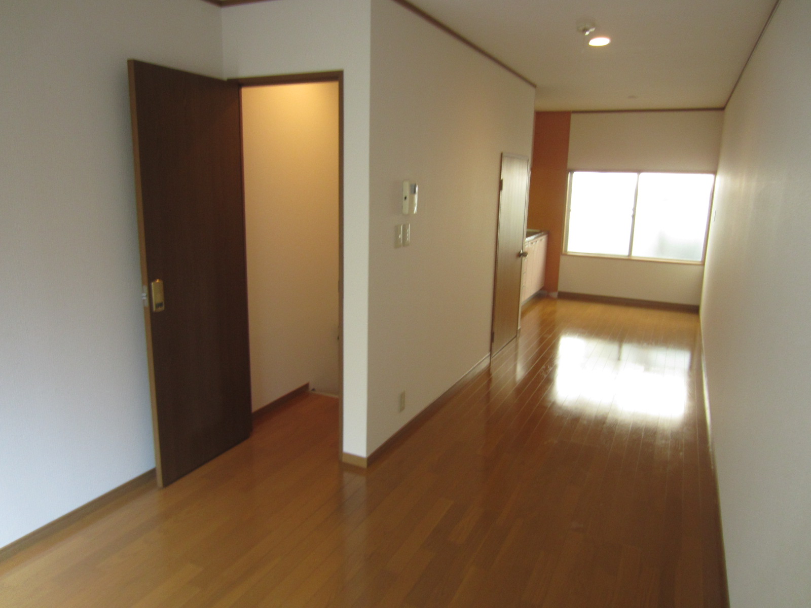 西上橘ガレージ付戸建の居間写真