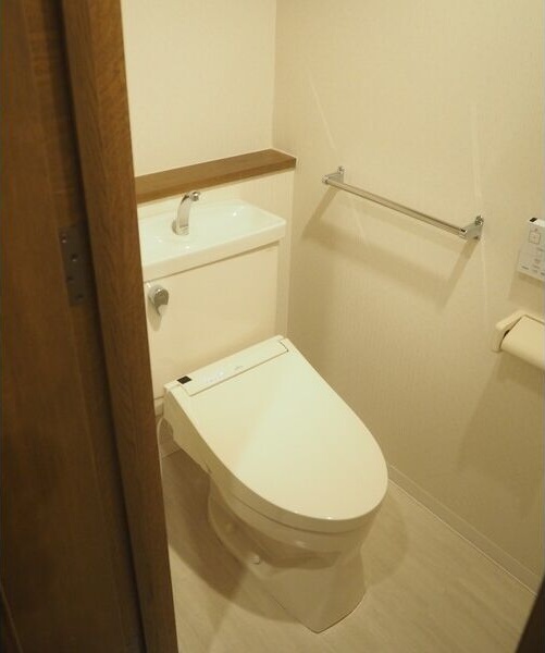 トイレ　※写真は同じマンションの違う部屋のものになります。