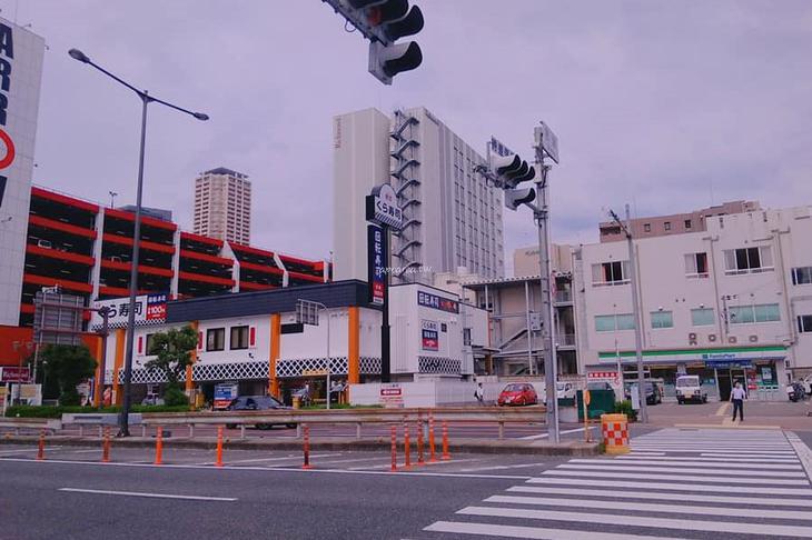 飲食店　無添 くら寿司 なんば元町店（飲食店）まで725m