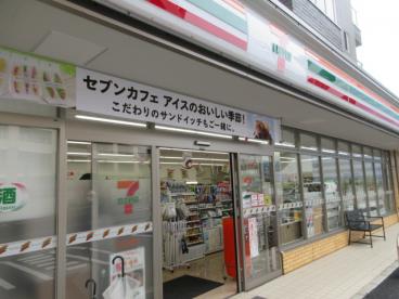 コンビニ　ファミリーマート 上中里三丁目店（コンビニ）まで232m