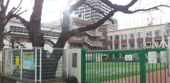 小学校　新宿区立市谷小学校（小学校）まで119m