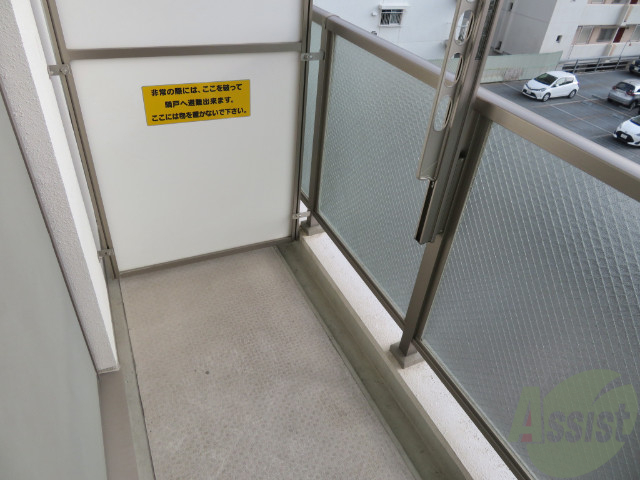 バルコニー　バルコニーです。洗濯物を干せるようになっています。