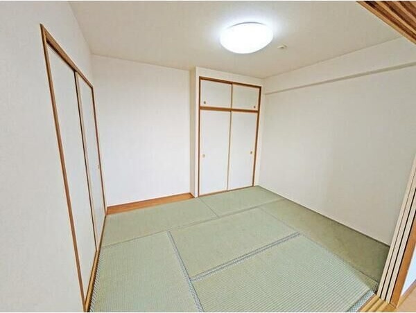 その他部屋・スペース　落ち着いた色調の寝室です