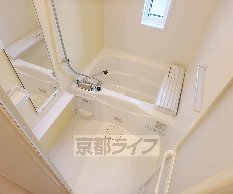 バス・シャワールーム　小窓付きで換気のしやすい浴室です・