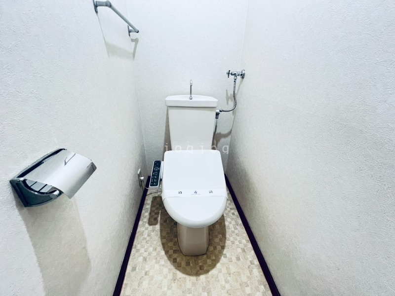 トイレ　嬉しい温水洗浄便座付きのトイレです。