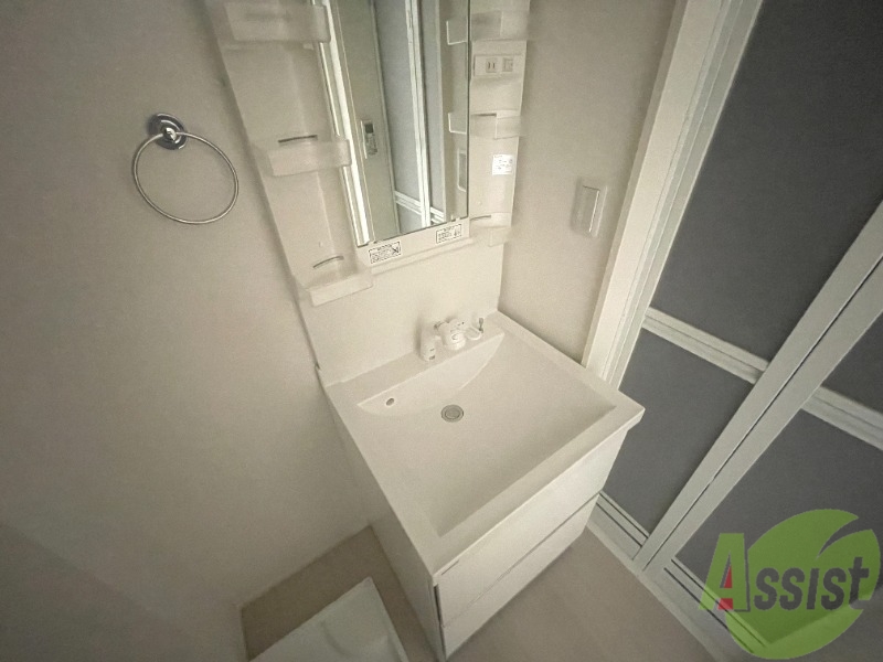 洗面設備　洗面台はシンプルなつくりで手入れがしやすそうですね。
