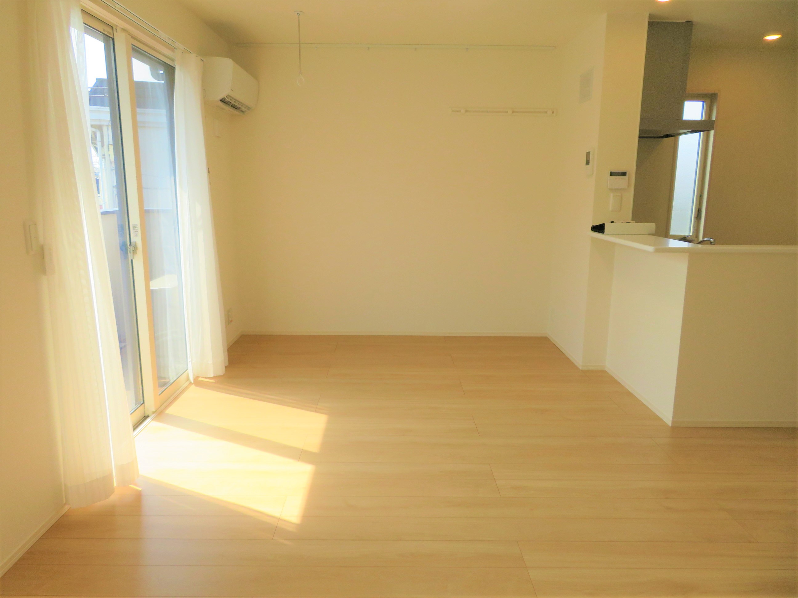 居室・リビング　広さ10帖のリビング！2面採光で明るい室内です！