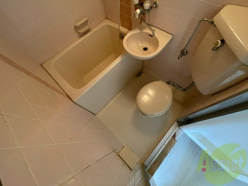 トイレ　ユニットバス内のトイレです。一人暮らしなら十分ですね。