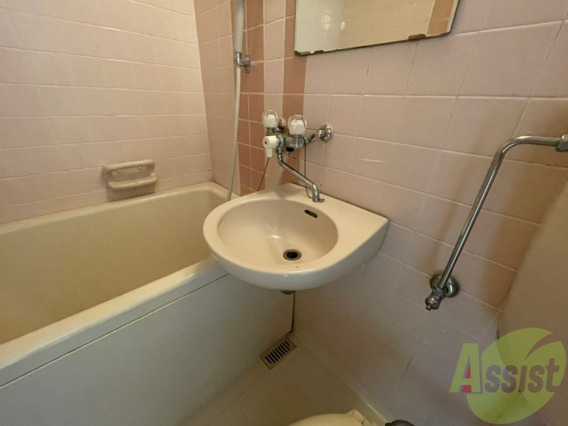 洗面設備　ユニットバス内の洗面台です。朝の身支度もスムーズです。