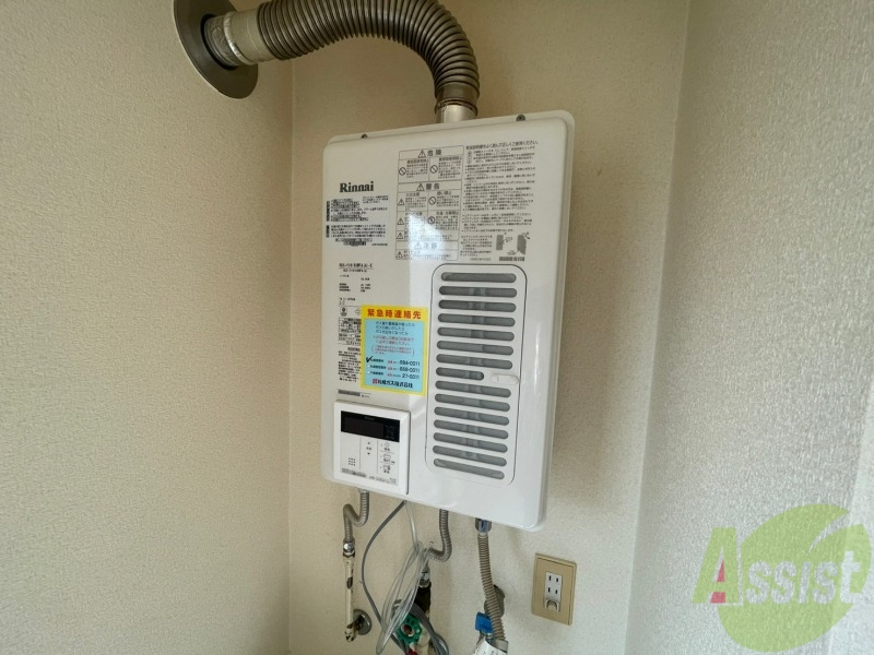 その他設備　給湯器は簡単操作で温度調整ができますよ。