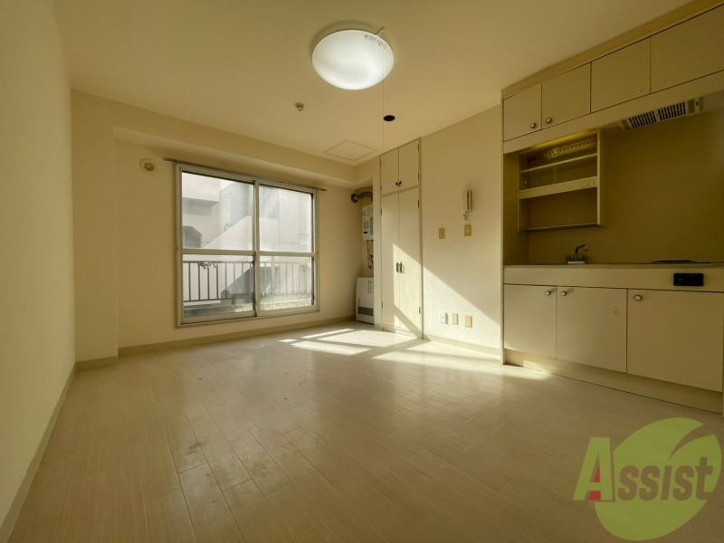 居室・リビング　リビングです。木目のフローリングが落ち着きますね。