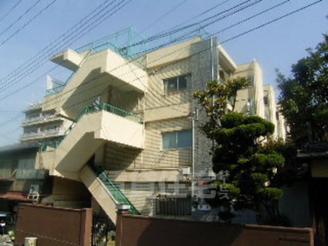 京都市東山区粟田口三条坊町のマンションの建物外観