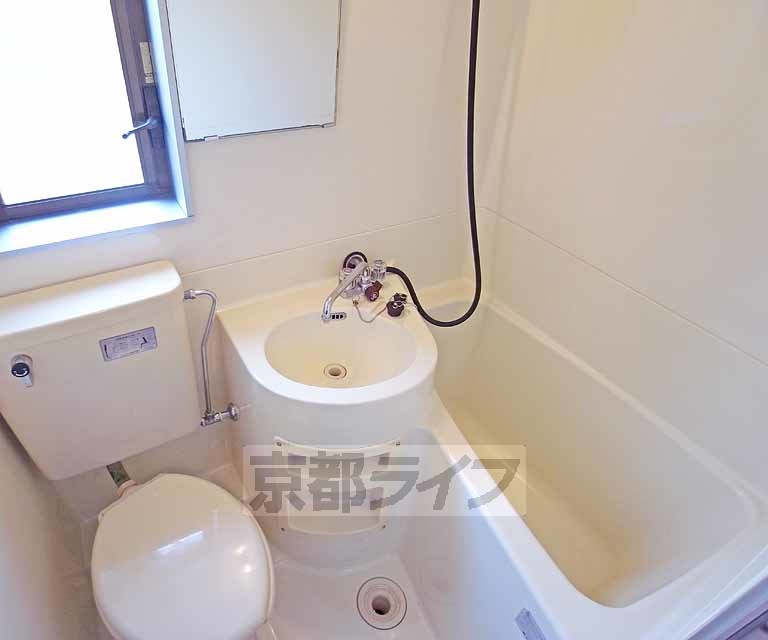 バス・シャワールーム　清潔感のあるバス・トイレです・