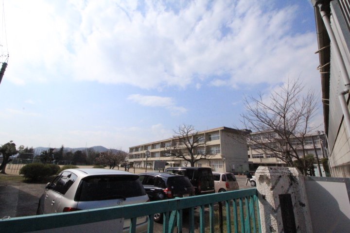 小学校　倉敷市立緑丘小学校（小学校）まで522m