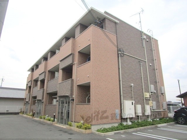 奈良市四条大路のアパートの建物外観