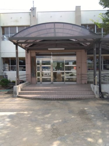 小学校　久留米市立上津小学校（小学校）まで855m