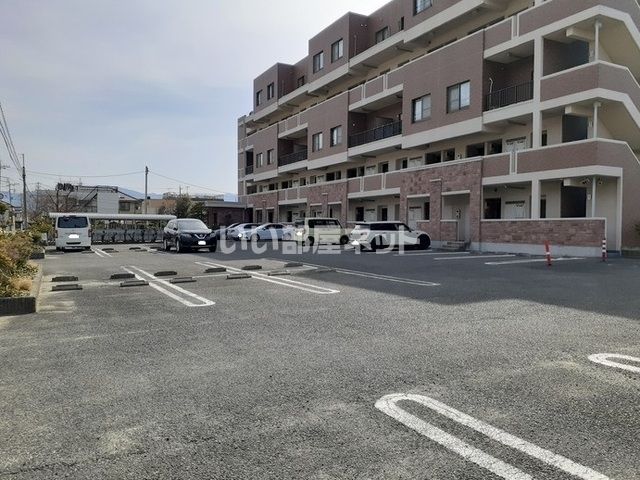 【甲府市東光寺のマンションの駐車場】