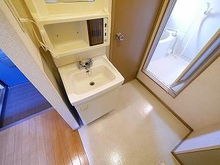 洗面設備　ゆったりとスペースのある洗面所