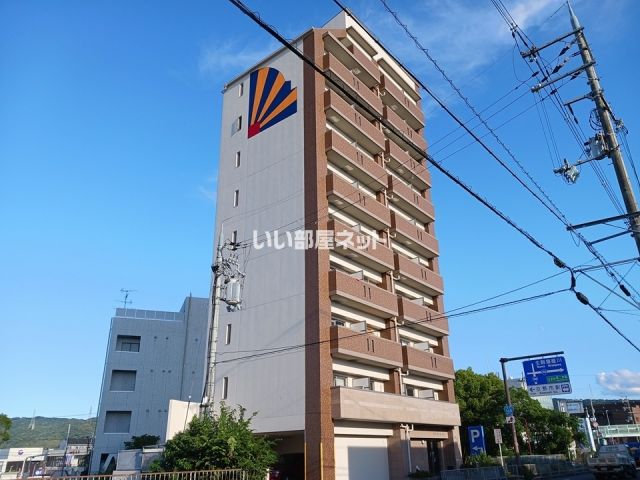 交野市私部西のマンションの建物外観