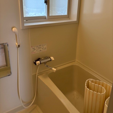 バス・シャワールーム　シャワーも付いて、快適なバスルーム