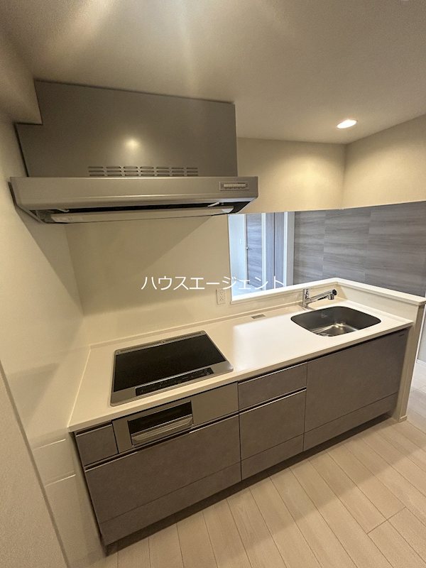 キッチン　3口IHヒーターのシステムキッチンです。