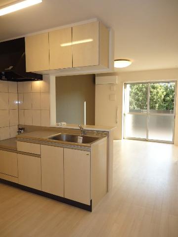 キッチン　明るく開放的