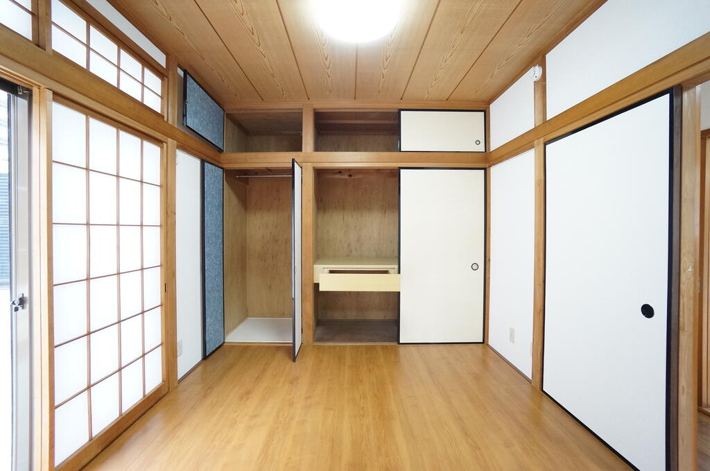 収納　居室4.5帖の押入とクロゼット収納