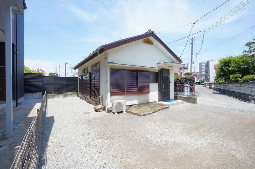 建物外観　手前は駐車スペースです。