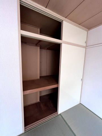 収納　押入は奥行があるので収納力高めです！