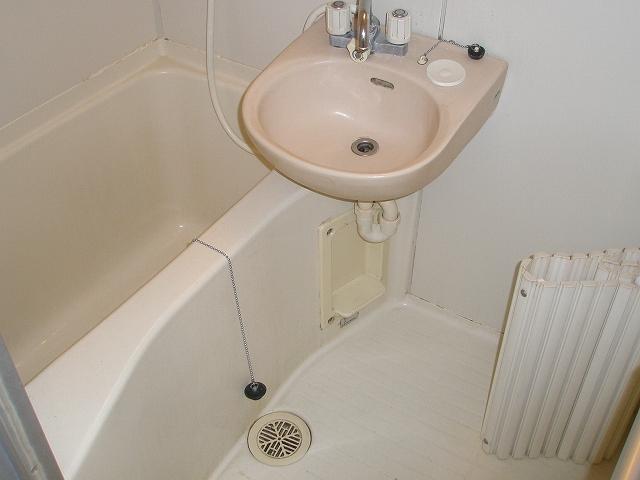 バス・シャワールーム　コンパクトで使いやすいお風呂です