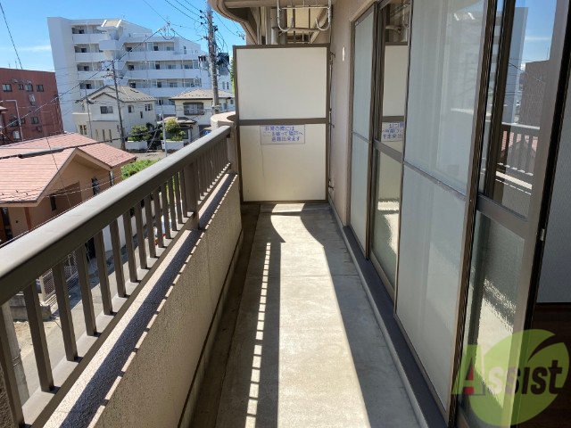 バルコニー　バルコニーは洗濯物を干すのに十分な広さがありますね。